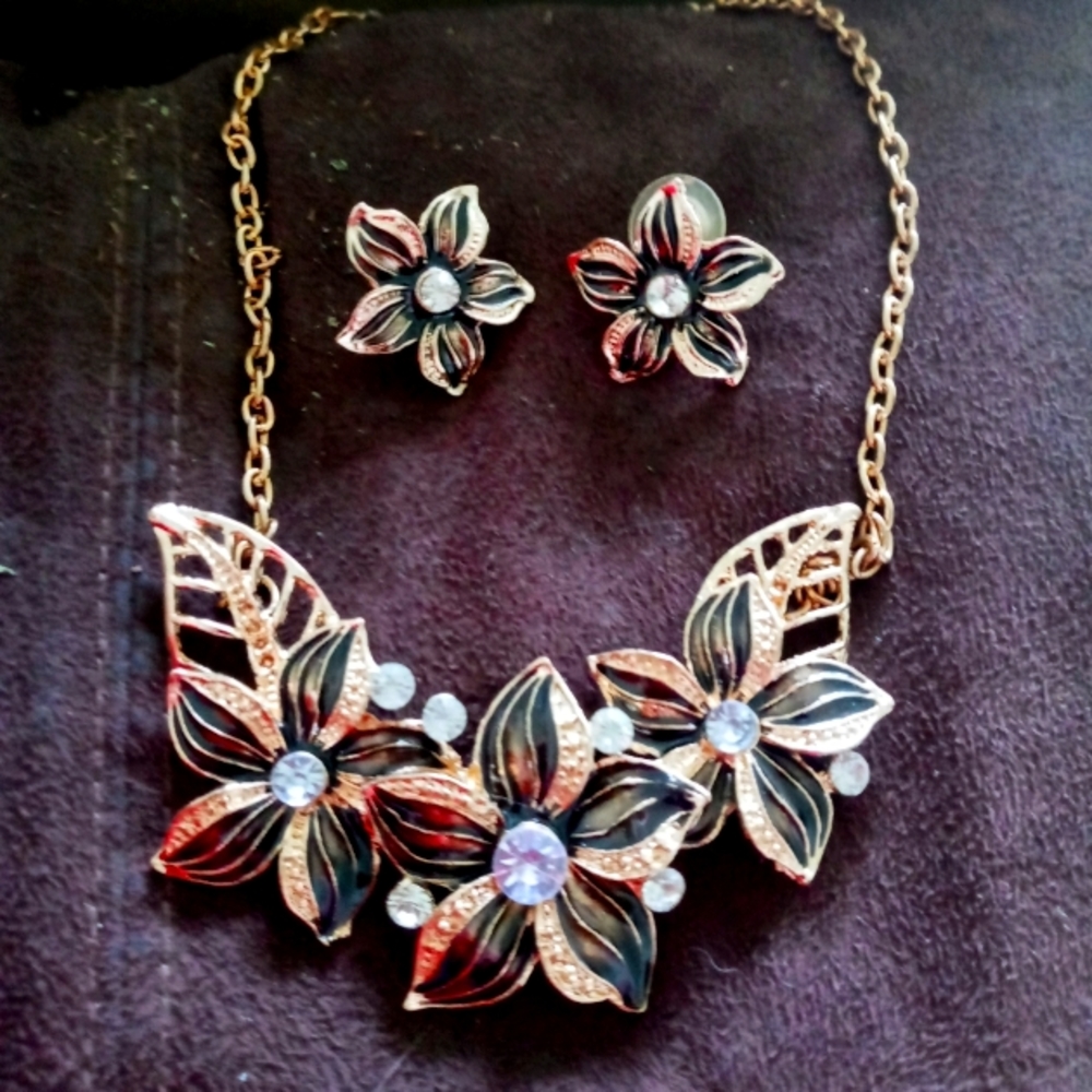 *LIKE NEW* WOMEN'S CHOCOLATE ENAMEL & CRYSTAL ACCENT NECKLACE & EARRING SET